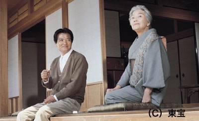 『大誘拐』スチール画像。縁側に座って空を眺める、とし子・とじと、いかり刑事。